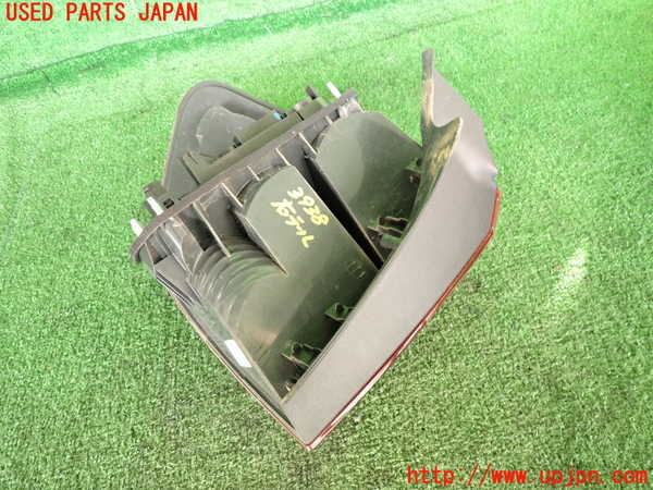 2UPJ-9239381530]BMW X1(VL18)(E84系)右テールランプ 中古_2