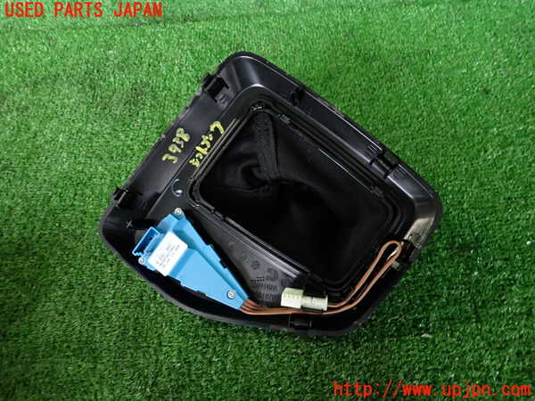 2UPJ-9239387575]BMW X1(VL18)(E84系)シフトブーツ 中古_3