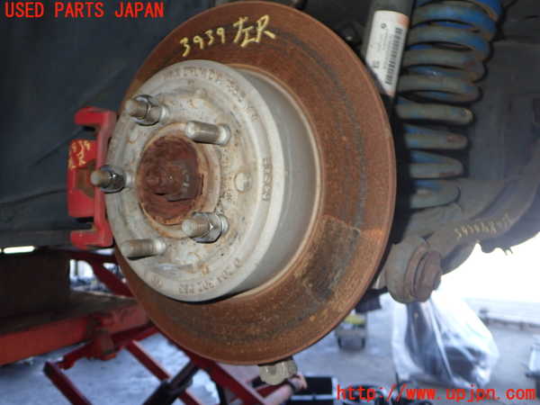 2UPJ-9239394305]クライスラー・300C(LX35-)左リアナックルハブ 中古_2