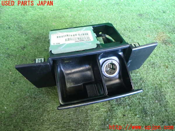 2UPJ-9239397821]クライスラー・300C(LX35-)灰皿1 中古_2