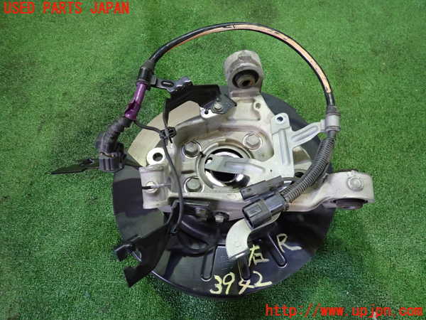 2UPJ-9239424300]アウトランダーPHEV(GN0W)右リアナックルハブ 中古_2