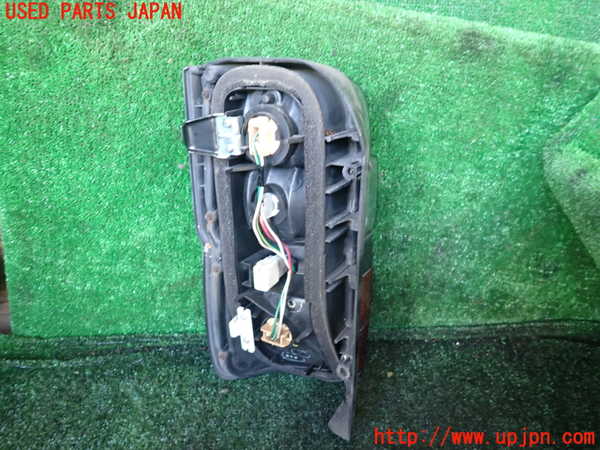 1UPJ-9239441530]ハイエースワゴン100系(KZH106W)右テールランプ 中古_3