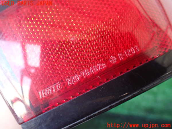 1UPJ-9239441530]ハイエースワゴン100系(KZH106W)右テールランプ 中古_4