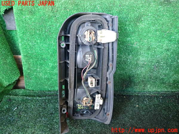 1UPJ-9239441536]ハイエースワゴン100系(KZH106W)左テールランプ 中古_3