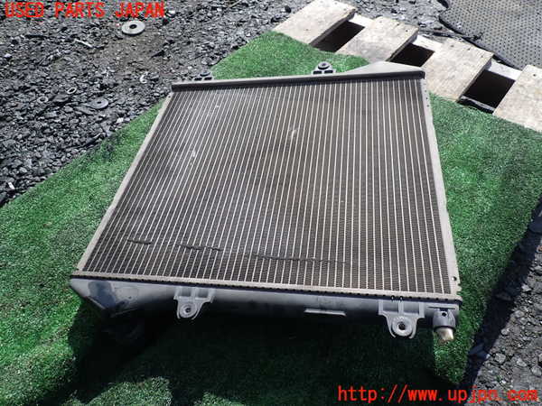 1UPJ-9239442322]ハイエースワゴン100系(KZH106W)ラジエーター2 中古_2