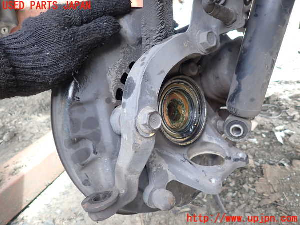 1UPJ-9239444290]ハイエースワゴン100系(KZH106W)右フロントナックルハブ 中古_2