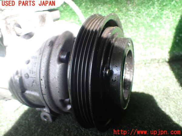 1UPJ-9239446025]ハイエースワゴン100系(KZH106W)エアコンコンプレッサー 中古_3