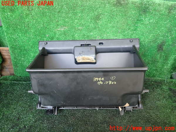 1UPJ-9239447516]ハイエースワゴン100系(KZH106W)グローブボックス1 中古_3