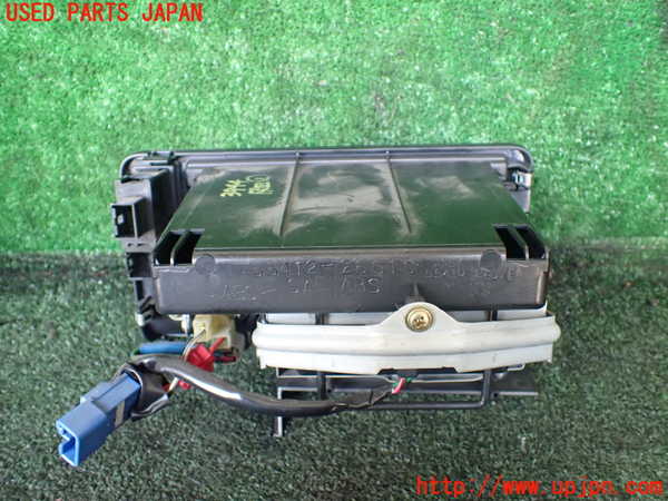 1UPJ-9239447821]ハイエースワゴン100系(KZH106W)灰皿1 中古_4