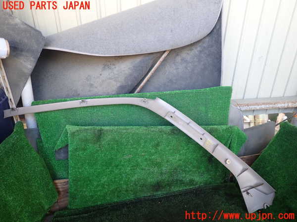 1UPJ-9239447655]ハイエースワゴン100系(KZH106W)右フロントピラートリム 中古_3