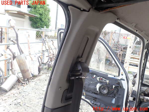 1UPJ-9239447670]ハイエースワゴン100系(KZH106W)左センターピラートリム 中古_2