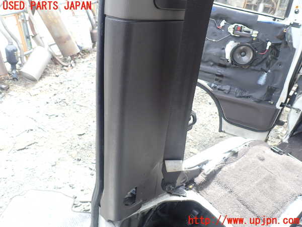 1UPJ-9239447670]ハイエースワゴン100系(KZH106W)左センターピラートリム 中古_3