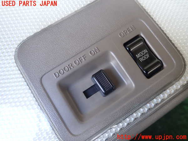 1UPJ-9239446414]ハイエースワゴン100系(KZH106W)ルームランプ4 (2列目真中) 中古_2
