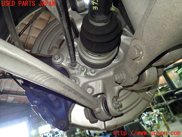1UPJ-9239504300]BMW M4 クーペ F82(3C30)右リアナックルハブ 中古_2