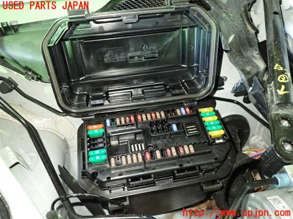 1UPJ-9239506743]BMW M4 クーペ F82(3C30)ヒューズボックス3(EGルーム内助手席側) 中古_2