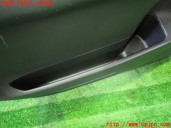 1UPJ-9239521264]セレナ Sハイブリッド(HFC26)左前ドア内張り 中古_3