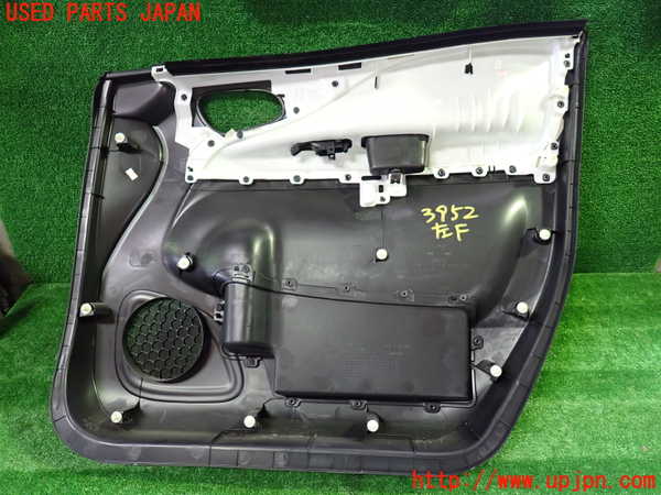 1UPJ-9239521264]セレナ Sハイブリッド(HFC26)左前ドア内張り 中古_4