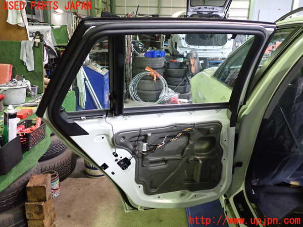 2UPJ-9239571320]BMW 325i ツーリング(VS25)(E91)左後ドア 中古(43R-001582 M3240)_5