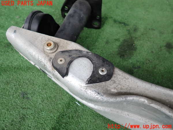 2UPJ-9239601014]アウディ・A4 アバント(8EALT)フロントバンパーホースメント 中古_4