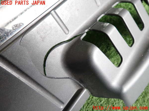 2UPJ-9239601050]アウディ・A4 アバント(8EALT)ラジエターグリル 中古_4