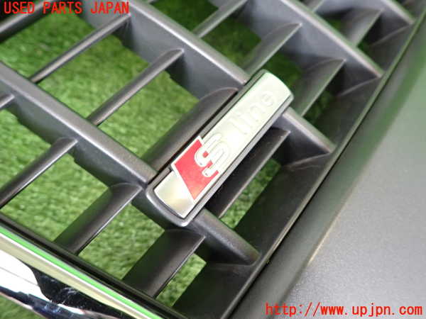 2UPJ-9239601050]アウディ・A4 アバント(8EALT)ラジエターグリル 中古_5
