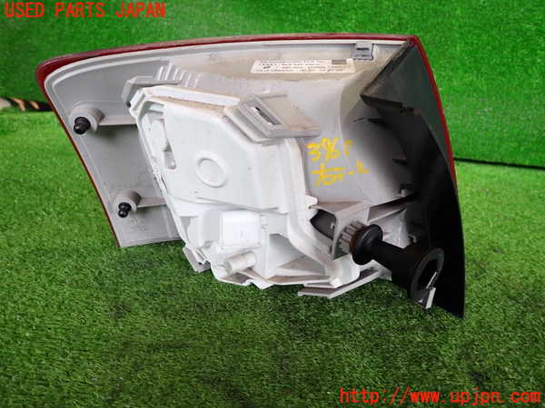 2UPJ-9239601530]アウディ・A4 アバント(8EALT)右テールランプ 中古_3