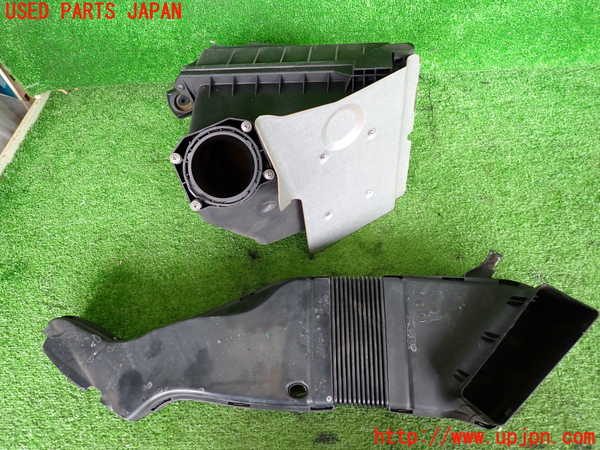 2UPJ-9239602560]アウディ・A4 アバント(8EALT)エアクリーナーボックス 中古_3