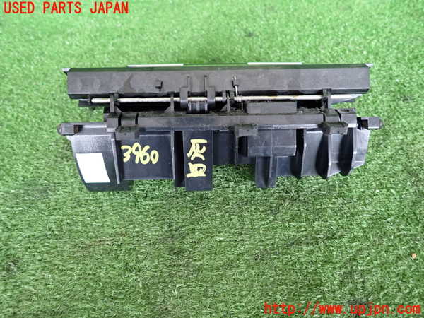 2UPJ-9239607821]アウディ・A4 アバント(8EALT)灰皿1 中古_2