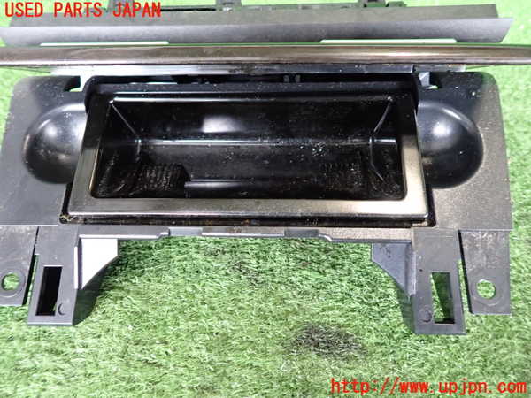 2UPJ-9239607821]アウディ・A4 アバント(8EALT)灰皿1 中古_4