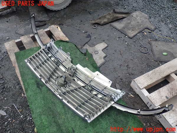 1UPJ-9239701050]エルグランド(NE51)ラジエターグリル 中古_3