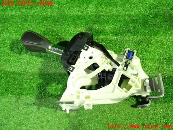 1UPJ-9239717555]セレナ Sハイブリッド(HC26)ATシフトレバー 中古_3