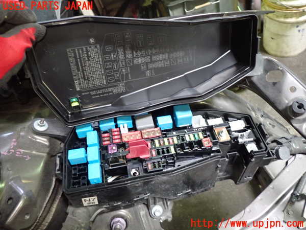 1UPJ-9239766741]カムリハイブリッド(AXVH70)ヒューズボックス1 中古_3