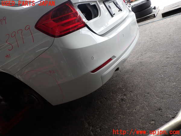 2UPJ-9239791610]BMW 320i(3B20)リアバンパー 中古 (F30)_2