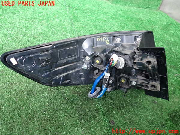 1UPJ-9239951530]カローラ ツーリング ハイブリッド(ZWE211W)右テールランプ 中古_2