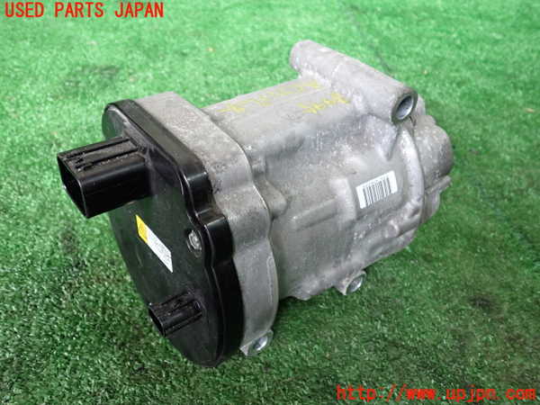 1UPJ-9239956025]カローラ ツーリング ハイブリッド(ZWE211W)エアコンコンプレッサー 中古_2