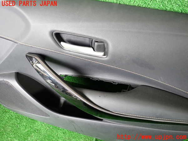 1UPJ-9239951234]カローラ ツーリング ハイブリッド(ZWE211W)右前ドア内張り 中古_2