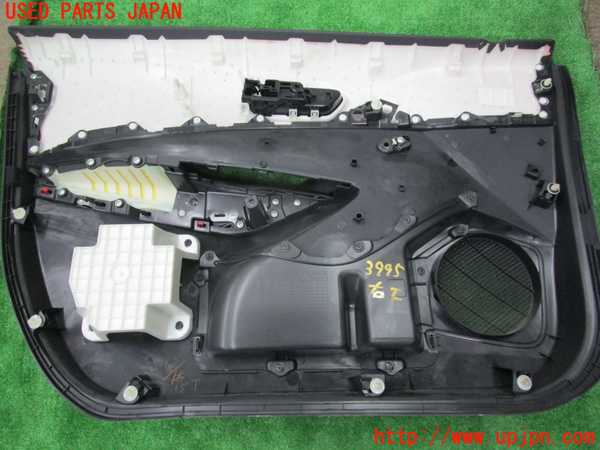 1UPJ-9239951234]カローラ ツーリング ハイブリッド(ZWE211W)右前ドア内張り 中古_3