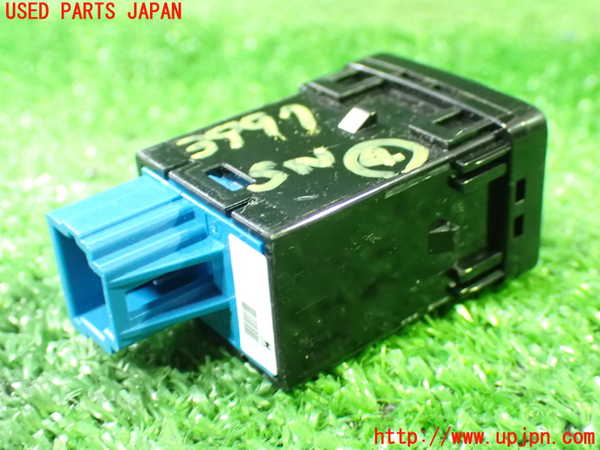 1UPJ-9239976309]セレナ(GNC27)スイッチ4(アイドリングストップOFF) 中古_2