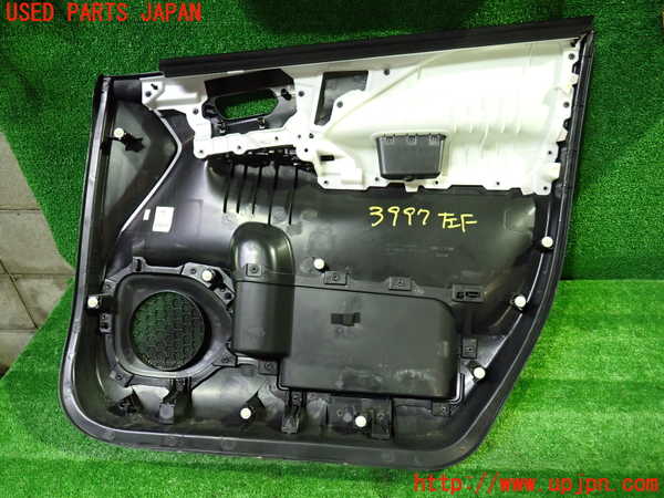 1UPJ-9239971264]セレナ(GNC27)左前ドア内張り 中古_4