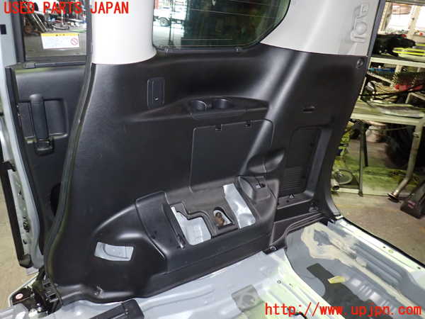 1UPJ-9239977675]セレナ(GNC27)右リアピラートリム 中古_4