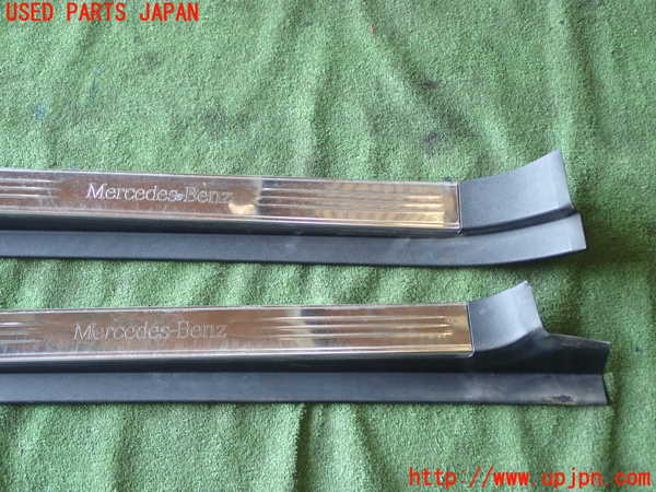 1UPJ-9240047740]ベンツ SL350 R230(230458)スカッフプレート 中古_2