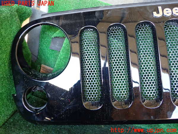 1UPJ-9240241050]ジープ・ラングラー アンリミテッド(JK36L)ラジエターグリル 中古_3