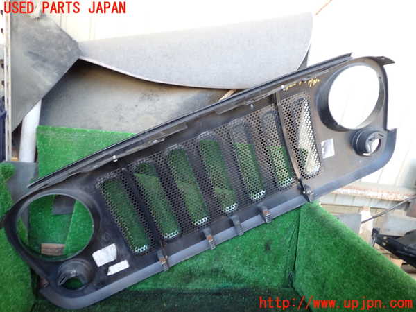1UPJ-9240241050]ジープ・ラングラー アンリミテッド(JK36L)ラジエターグリル 中古_4