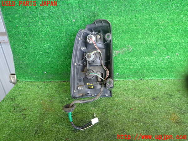 2UPJ-9240261530]ハイラックスサーフ(RZN185W)右テールランプ 中古_2