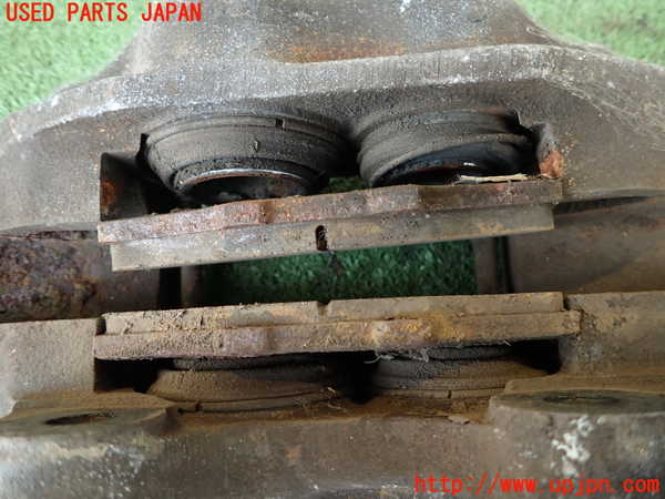 2UPJ-9240294085]ランクル60系(FJ62V(改))左フロントキャリパー 中古_4