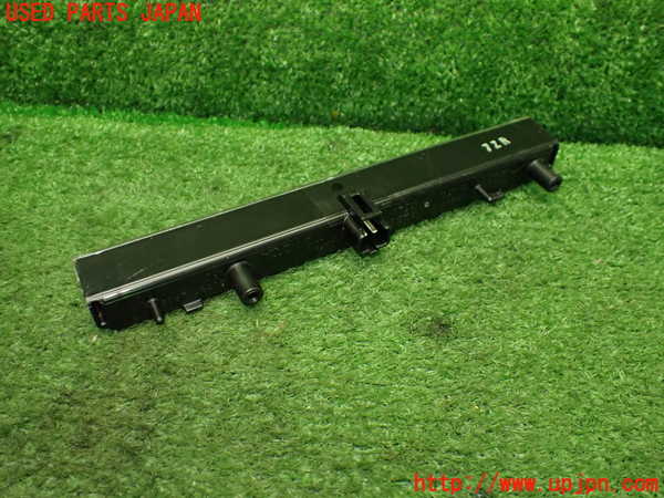 1UPJ-9240441559]カムリハイブリッド(AXVH70)リアフィニッシャー (ハイマウントストップランプ) 中古_3