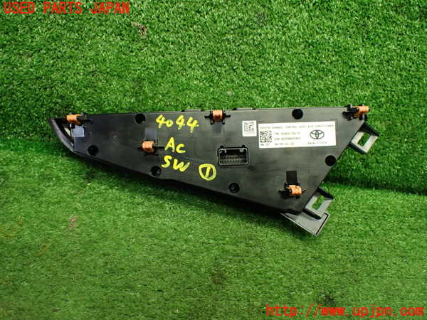 1UPJ-9240446066]カムリハイブリッド(AXVH70)エアコンスイッチ1 中古_2