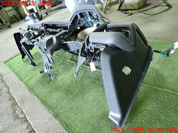 1UPJ-9240447505]カムリハイブリッド(AXVH70)ダッシュボード 中古_2