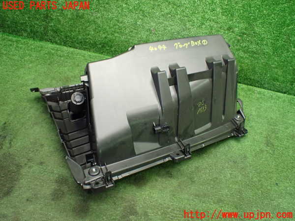 1UPJ-9240447516]カムリハイブリッド(AXVH70)グローブボックス1 中古_4