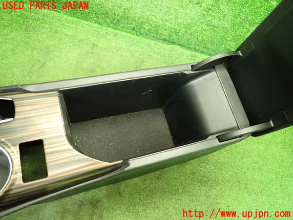 1UPJ-9240447540]カムリハイブリッド(AXVH70)センターコンソール 中古_4